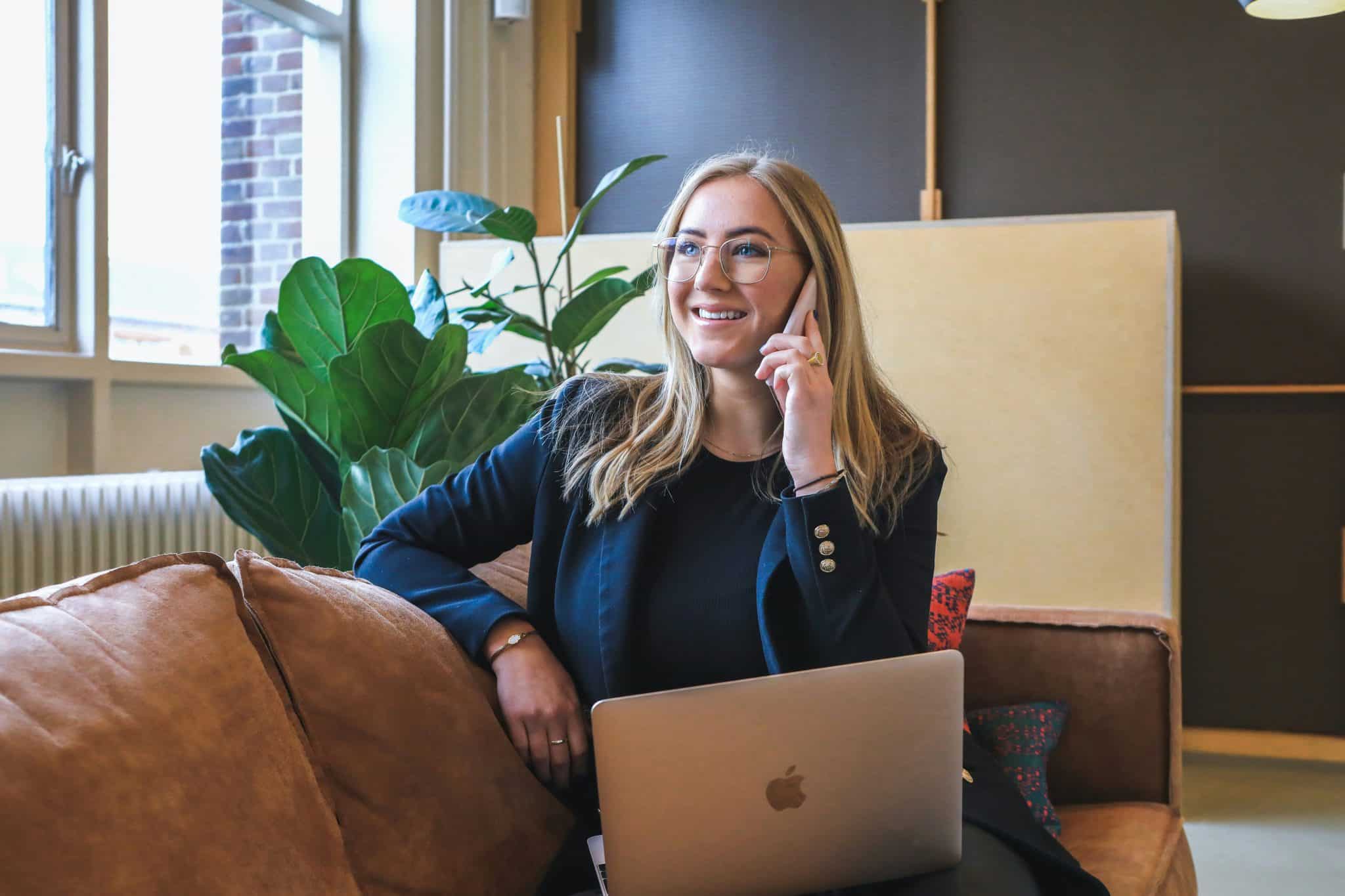 woman on the phone to her IT provider